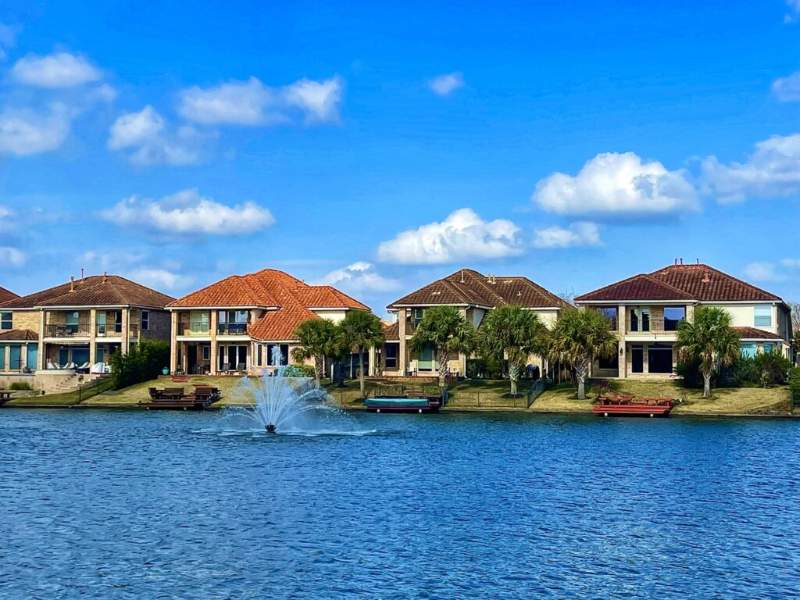 luxury waterfront homes